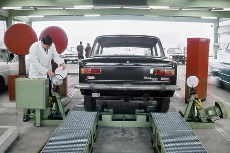 TUV Rheinland 150 years - historical photo of a technical vehicle inspection in the 1960s_photo TUV Rheinland